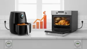 Friggitrice ad aria e forno elettrico su un piano cucina, collegati alla presa, con pollo arrosto nel forno