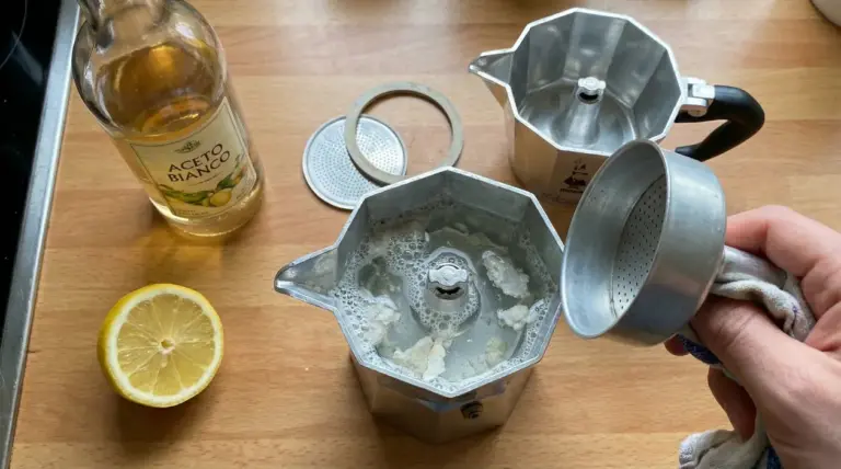 Moka smontata con aceto bianco, limone e calcare visibile all'interno della caldaia